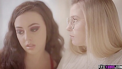 Hawt honey is in bed