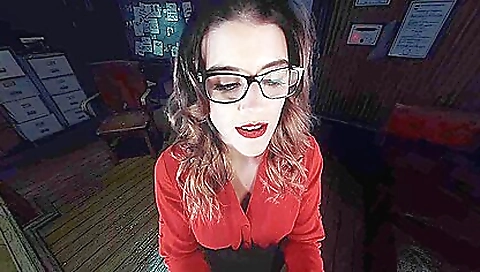 Spanish babe gets off on her face