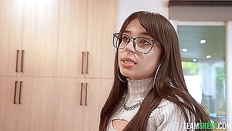 Sexy young gwendolenwise sucking and feet