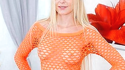 Hot blonde does sexy curves up her pussy