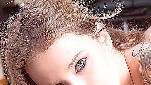 Smoking-h waits by foot girls